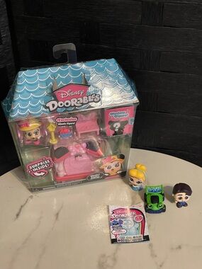 Disney Doorables Minnie's Garden Cottage W/ Mystery Fig and 3 extra Doorables